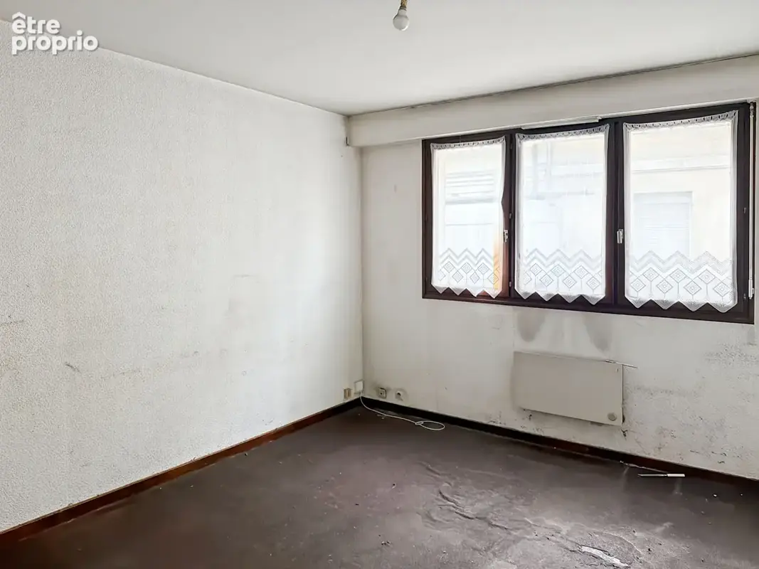 Studio quartier Saint Genès à rafraichir - photo 3