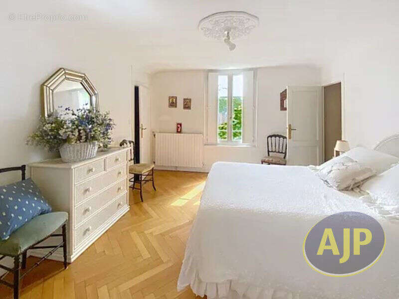 Maison de maître sur parcelle d'environ 1000m² - photo 3