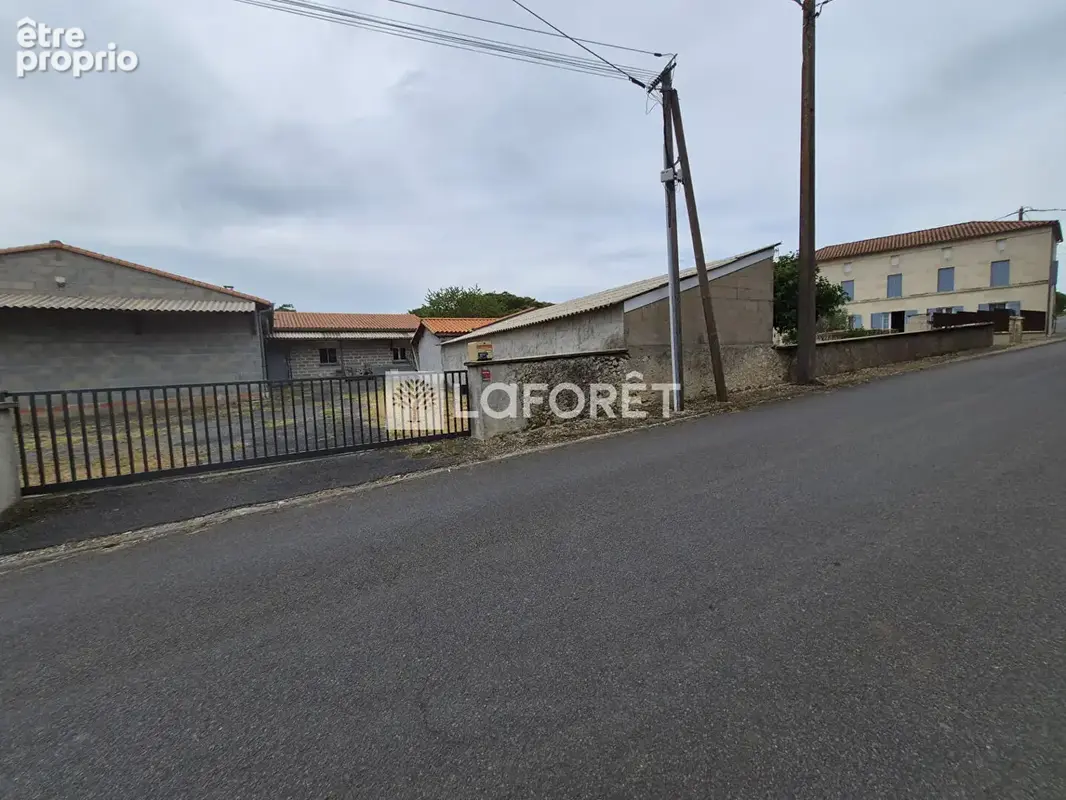 Ensemble immobilier avec maison en pierre, vastes dépendances et jardin. - photo 2
