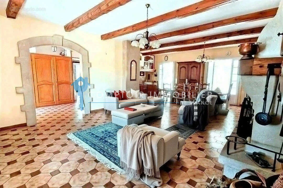 Maison à CRUVIERS-LASCOURS