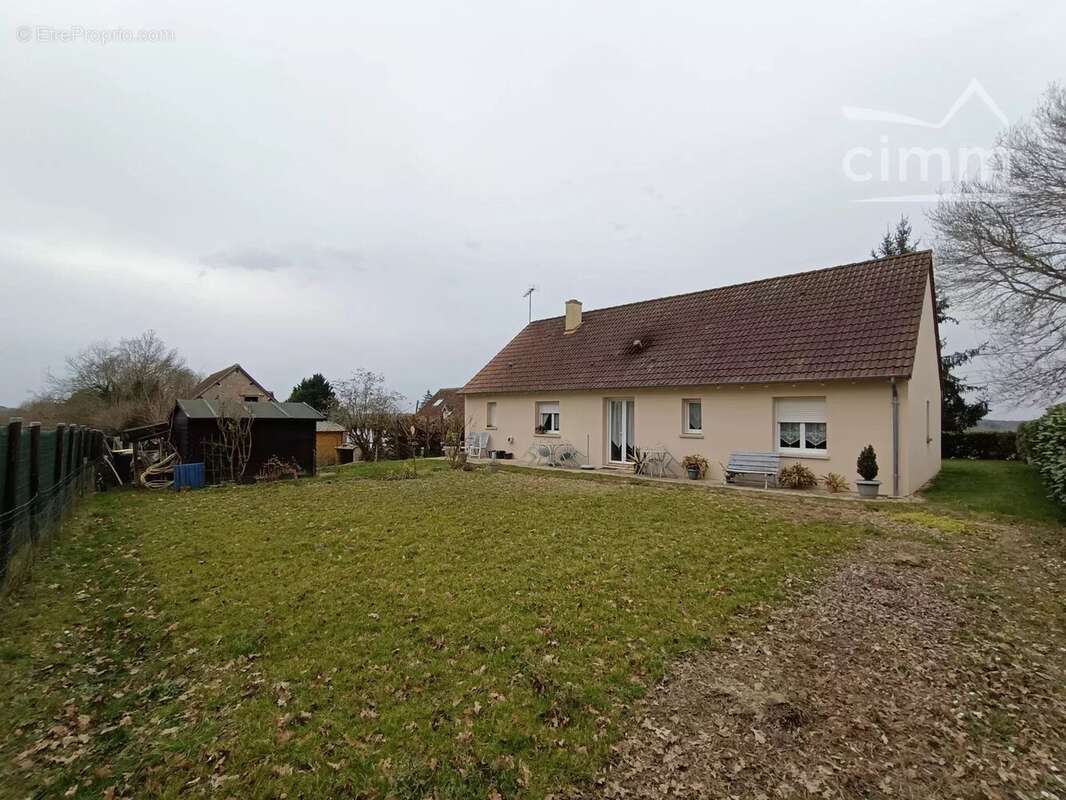 Maison à LA CHAPELLE-MONTMARTIN
