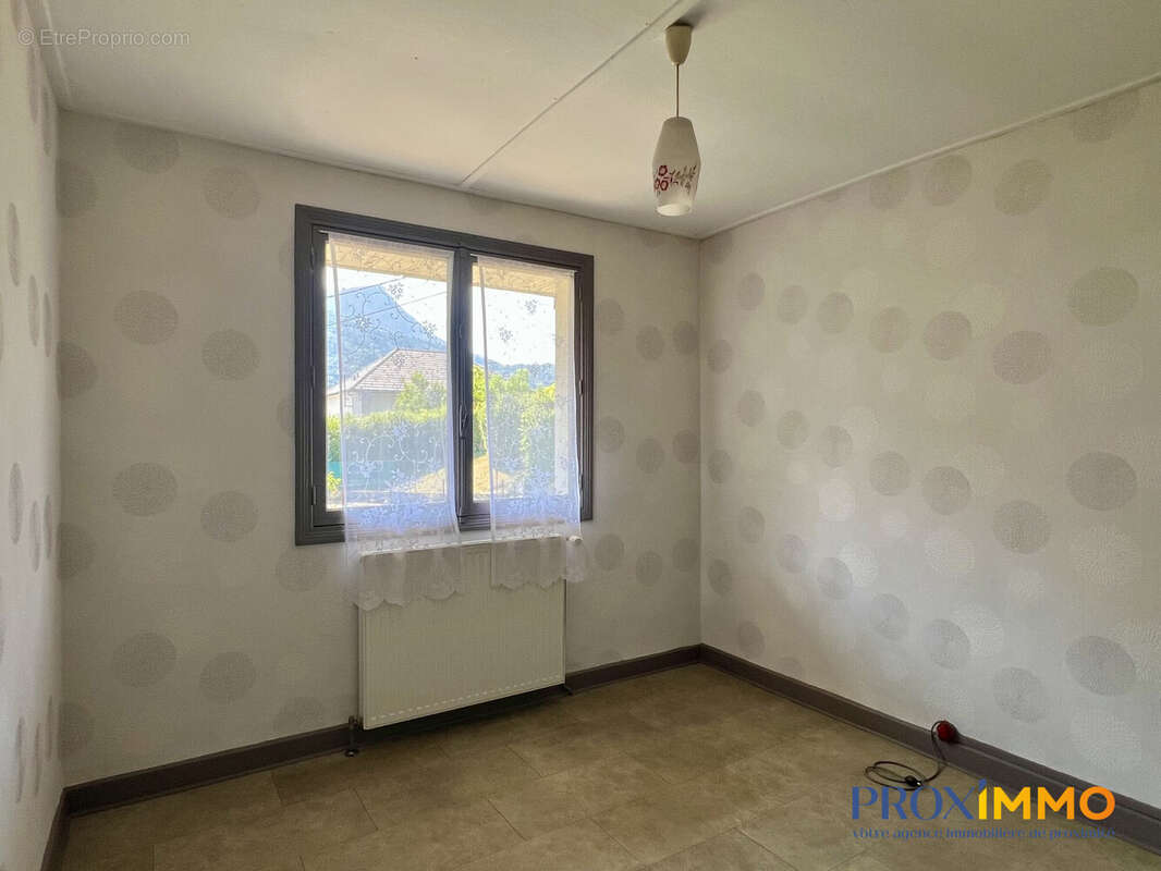 Maison 82 m² à Saint-Laurent-Du-Pont  - photo 9