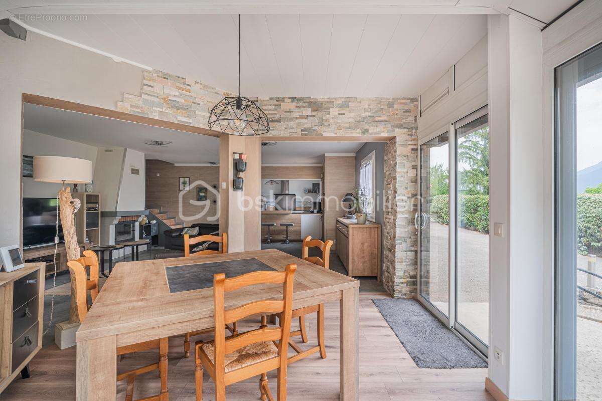  Maison familiale avec grand terrain, piscine et autonomie énergétique – Notre-Dame-de-Mésage Le Haut - photo 8