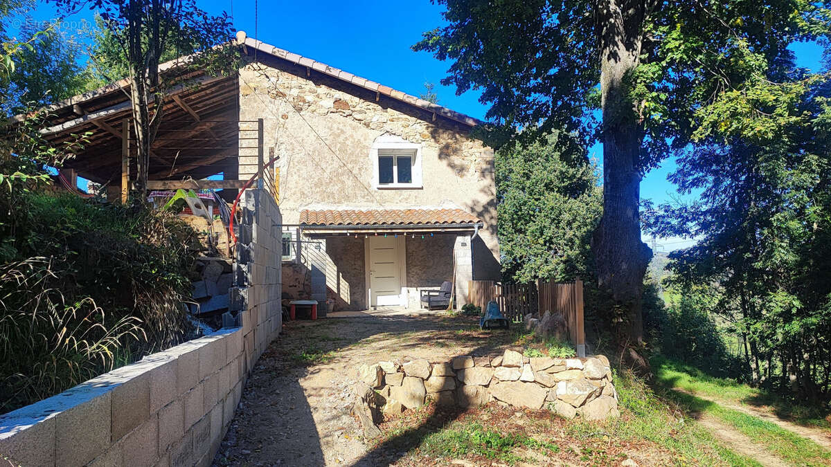 Maison en pierres rénovée avec terrain - photo 2