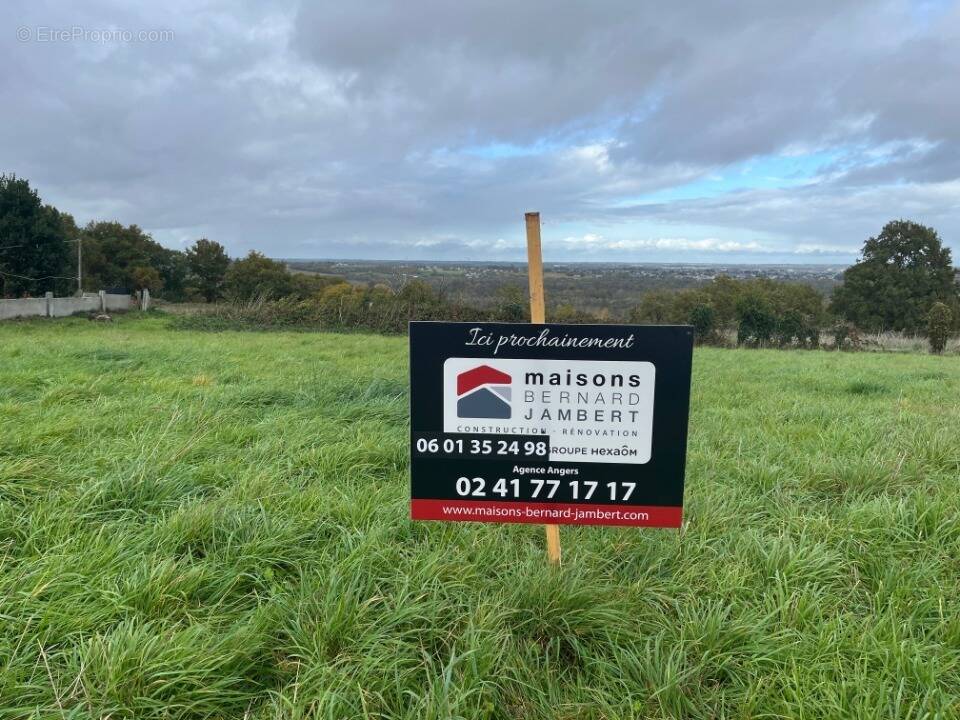Terrain à SAINT-LAURENT-DE-LA-PLAINE