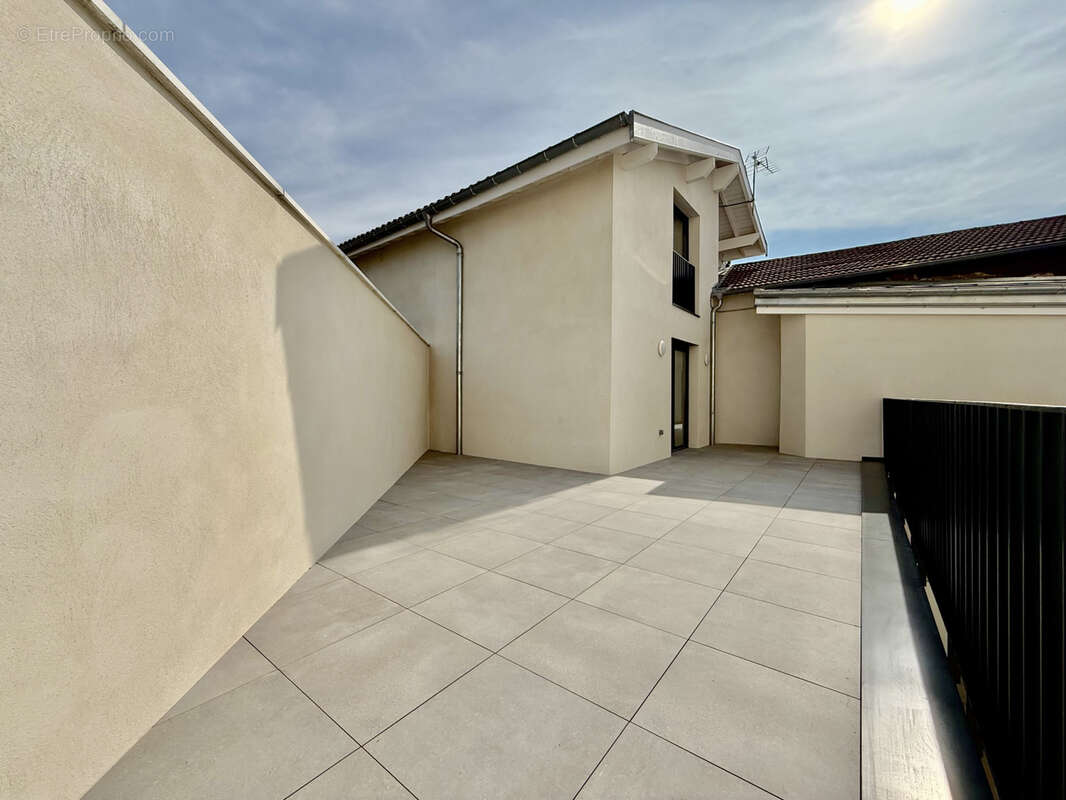 Appartement à LA TOUR-DE-SALVAGNY