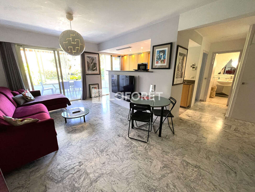 Appartement à SAINT-LAURENT-DU-VAR