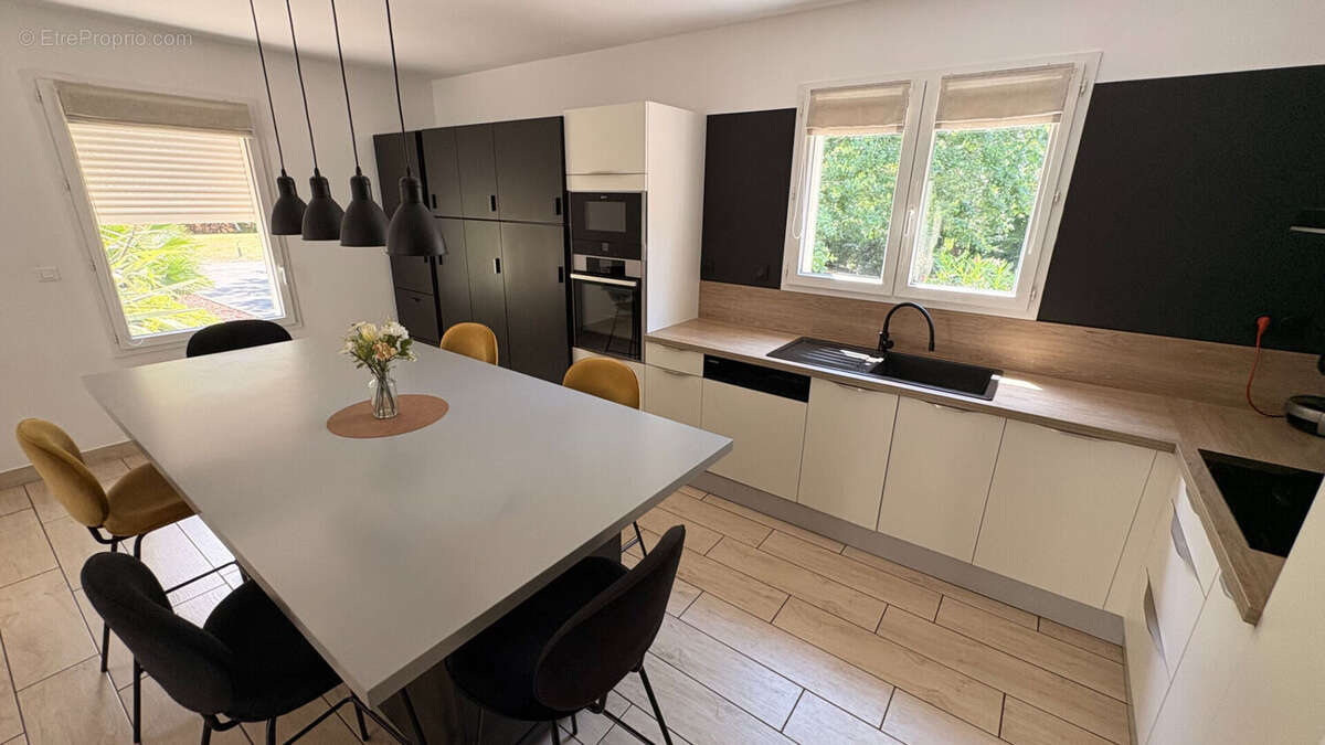 Prestations haut de gamme pour cette maison de 7 pièce(s) 200 m2 - photo 4