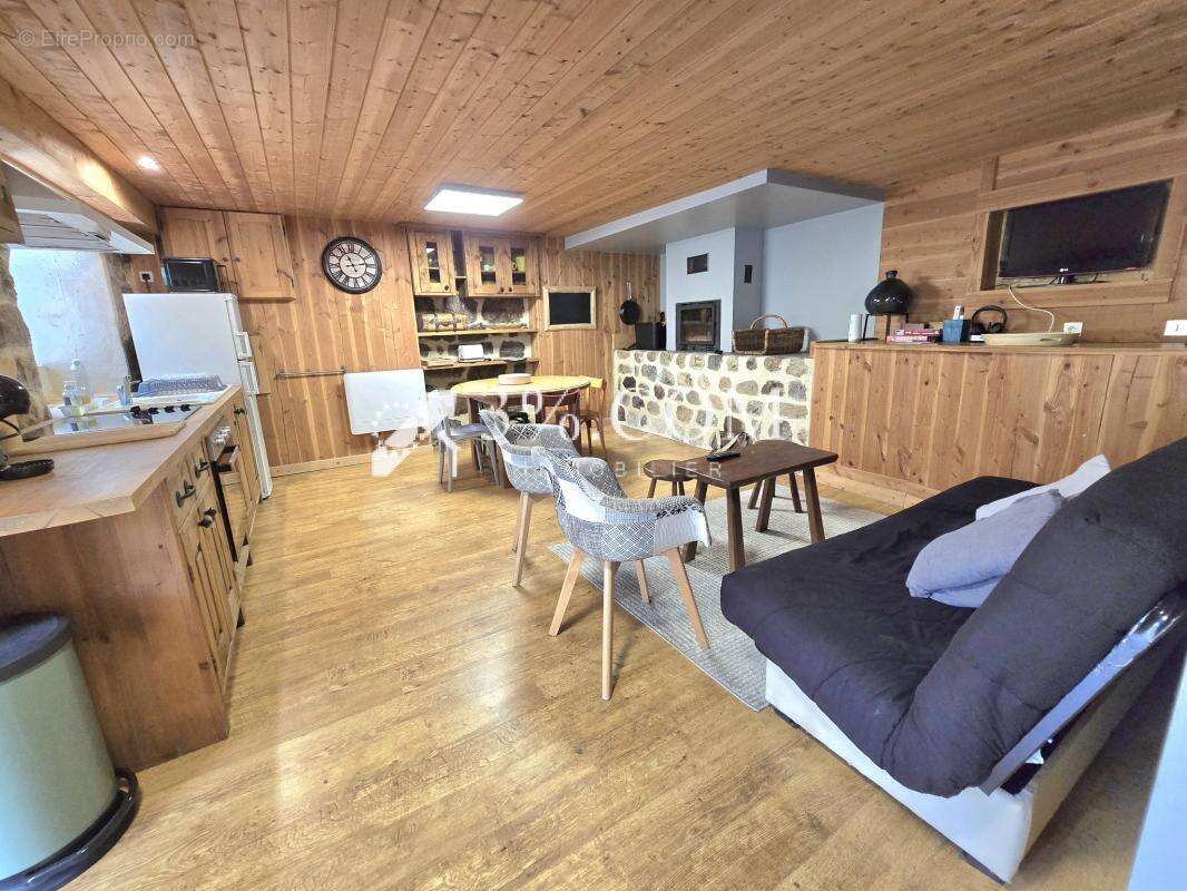 Gîte meublé 2 à 4 personnes de 36m2 dans bâtisse en pierre - photo 4