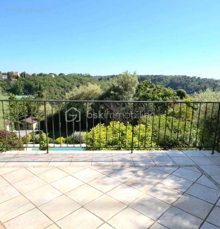 Vence – Élégante propriété de 210 m² avec piscine, jardin paysager et potentiel de 5 chambres - photo 19