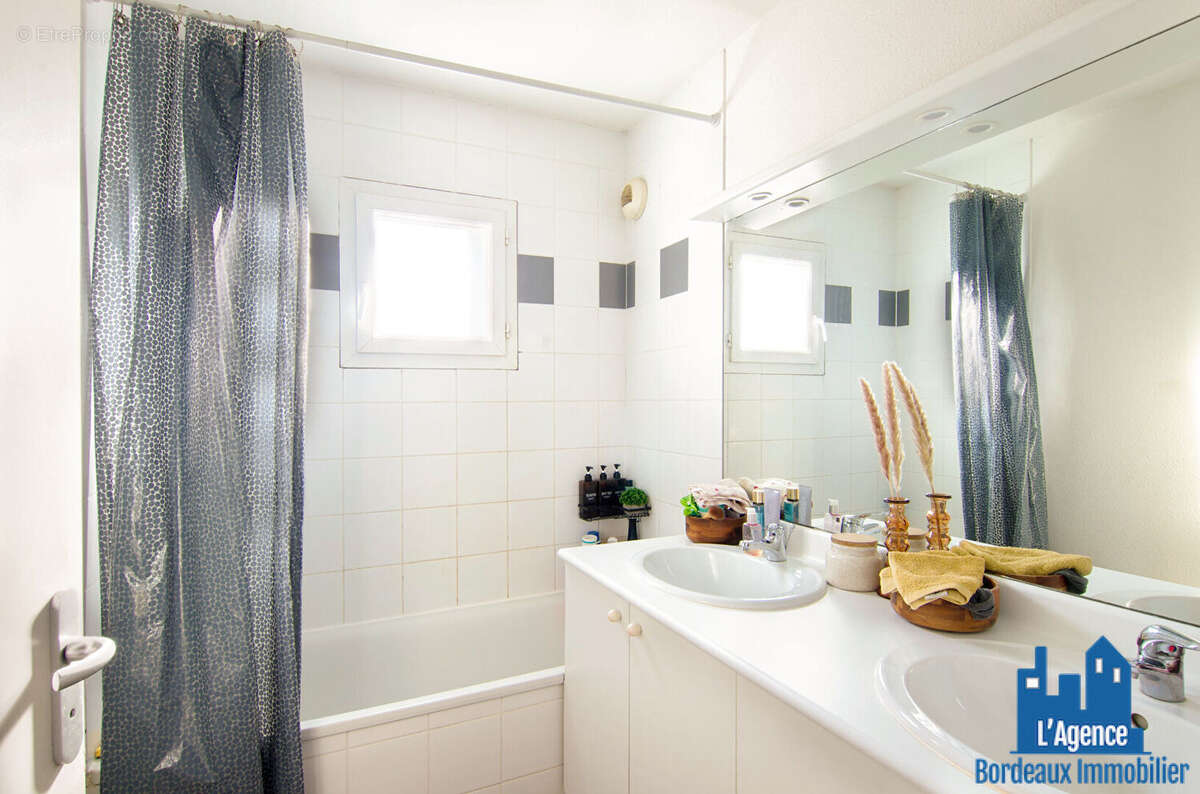 Vendu par l'agence. exclusivité ! mérignac. appartement type 3 de 63 m² avec un balcon de 11m² +  deux places de parking en sous - photo 6