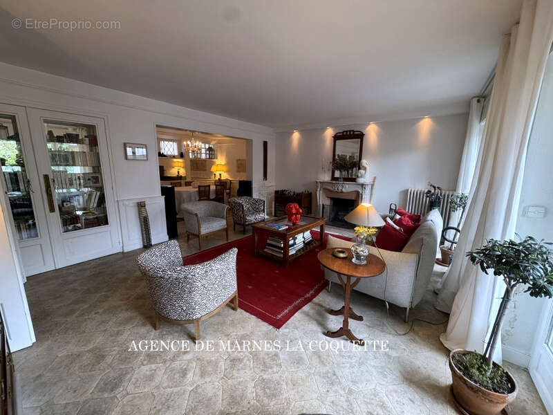 Appartement à MARNES-LA-COQUETTE