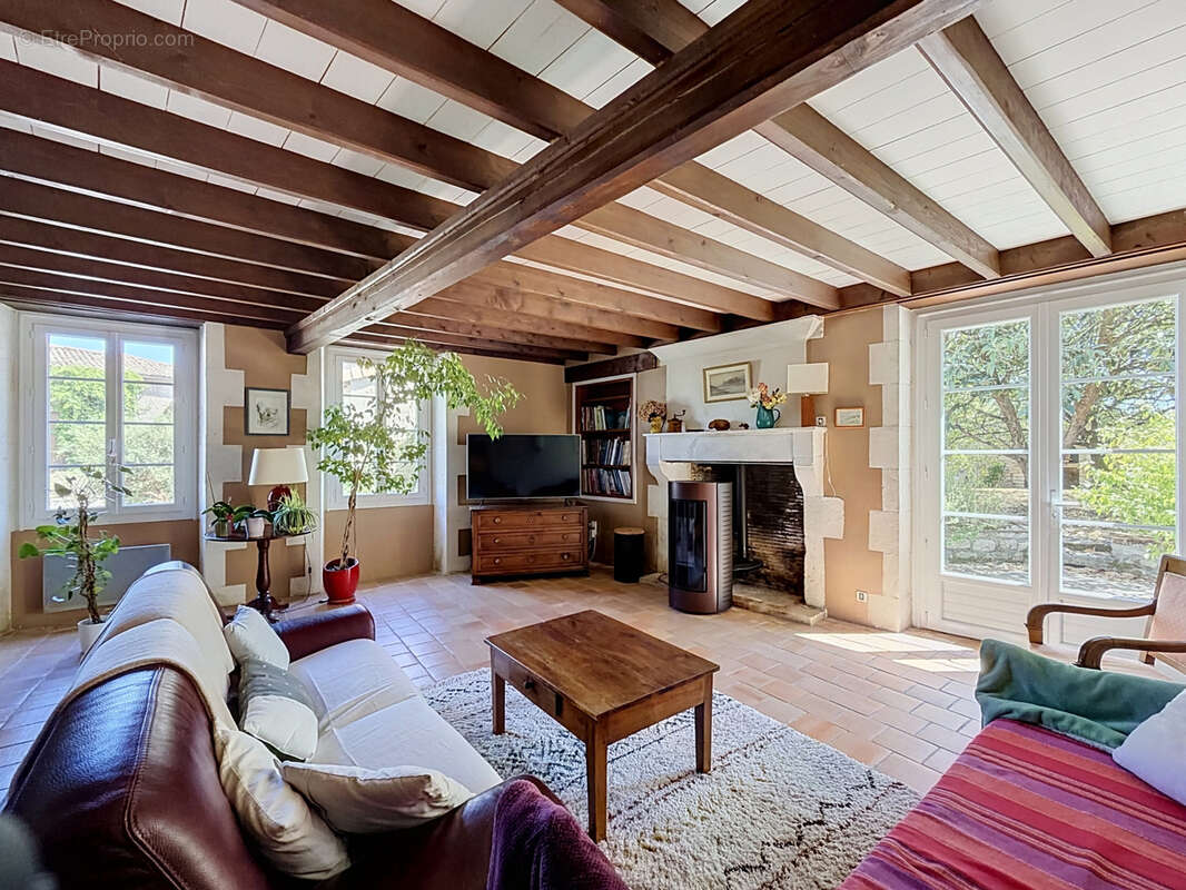 Maison à MONTIGNAC-CHARENTE