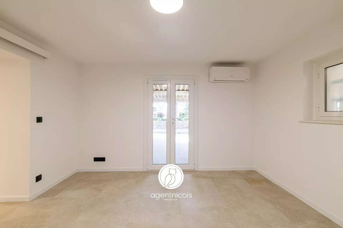 Appartement à SAINT-LAURENT-DU-VAR