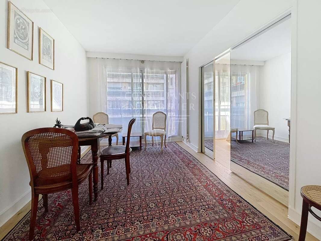 Appartement à PARIS-8E