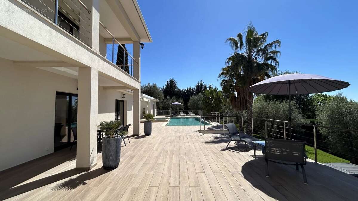 Maison à CHATEAUNEUF-GRASSE