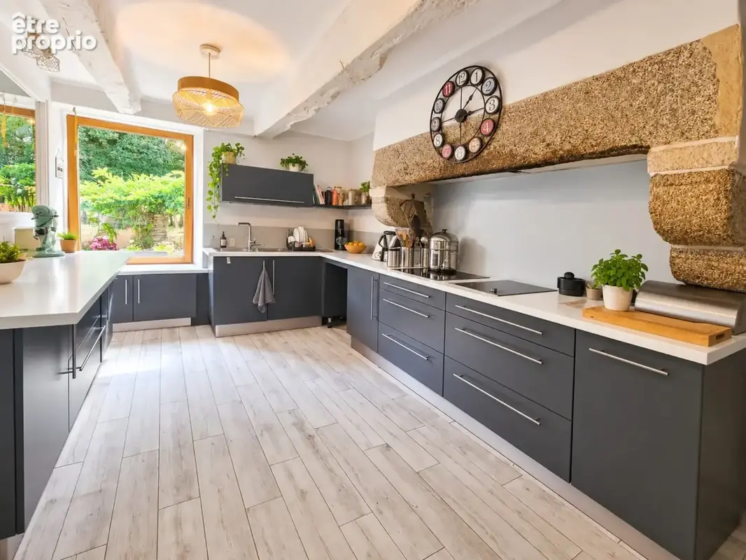 LE TREVOUX - Propriété en pierre avec maison principale, gîte indépendant et dépendances sur près d’un hectare - photo 4