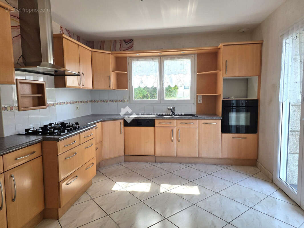 Maison 138 m² à Saint-Ave  - photo 4