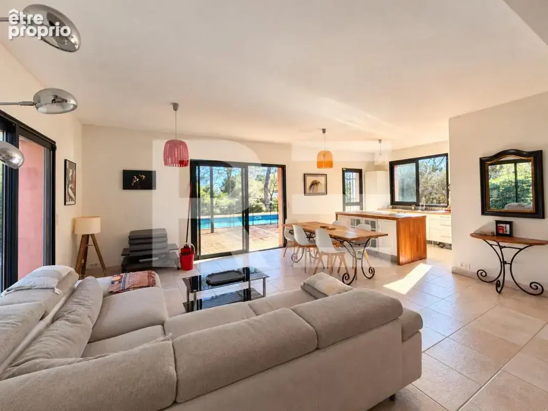 Maison 145 m² – 5 chambres, piscine, terrain de 3 858 m² - photo 2