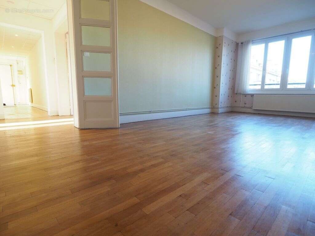 Appartement à CHARMES