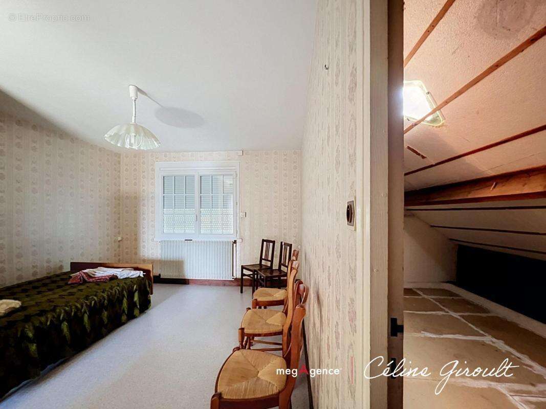 Contruction de qualité avec 7 chambres et beaucoup de stationnement ! - photo 11