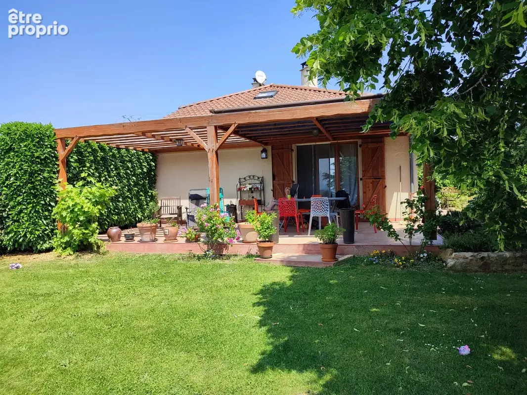 Proche Roanne, Maison de construction traditionnelle sur 3461m2 de terrain avec piscine et vue dégagée - photo 5