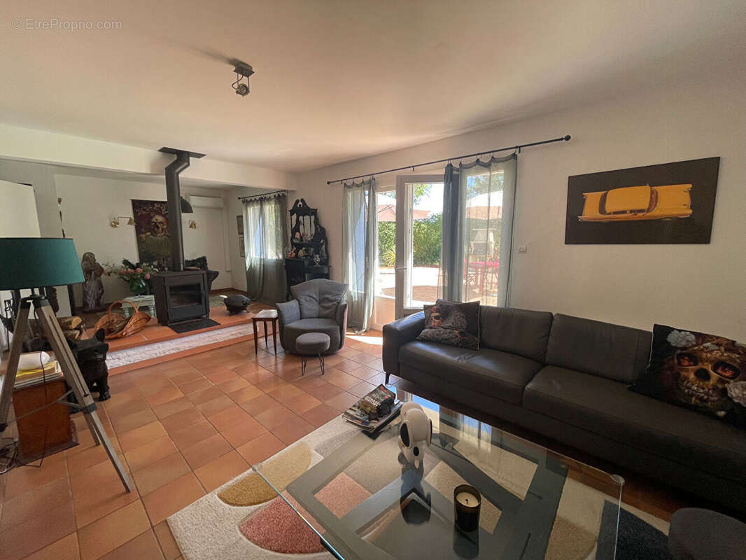 Charmante maison de plain-pied de quatre chambres avec piscine - photo 8