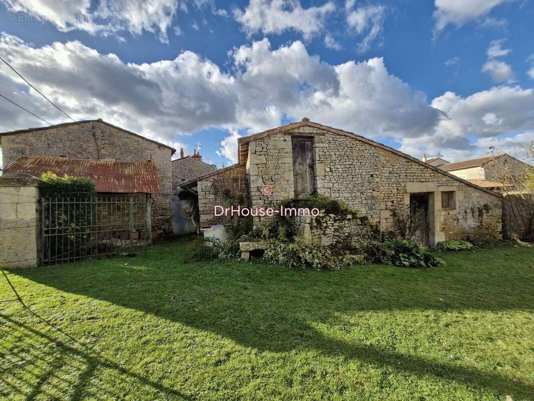 Maison à SAINTE-NEOMAYE