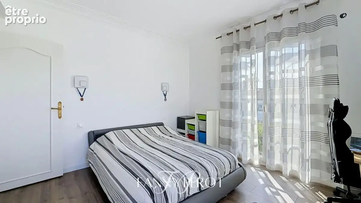 Maison familiale de charme de plus de 150 m² avec terrasses, jardin et sous-sol complet au clos Banet - photo 13