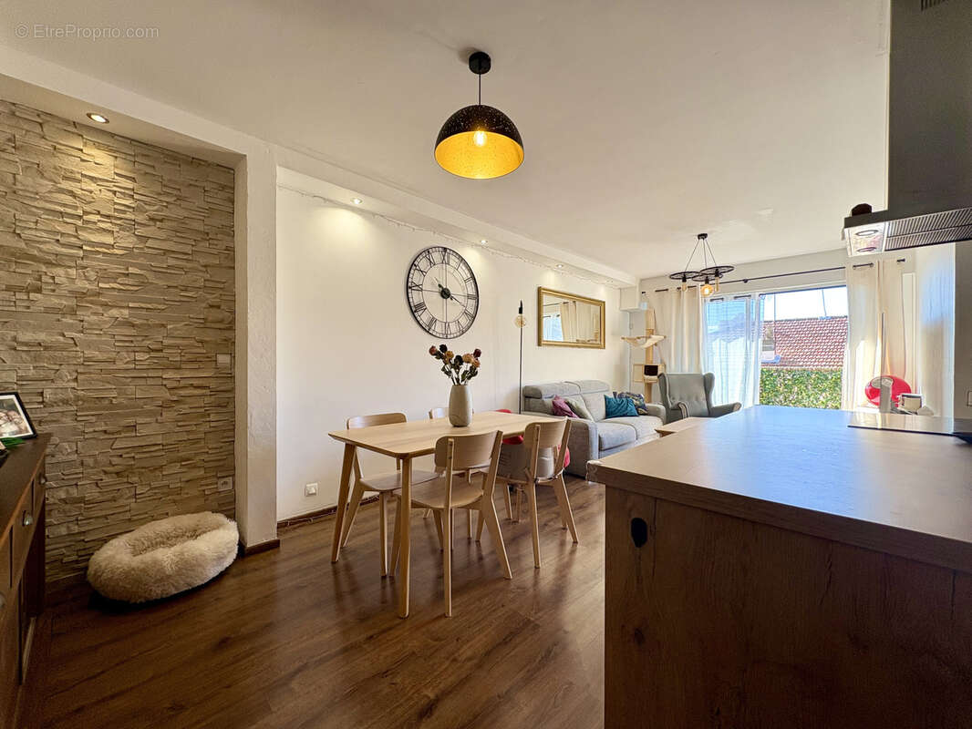 Appartement à SAINT-LAURENT-DU-VAR