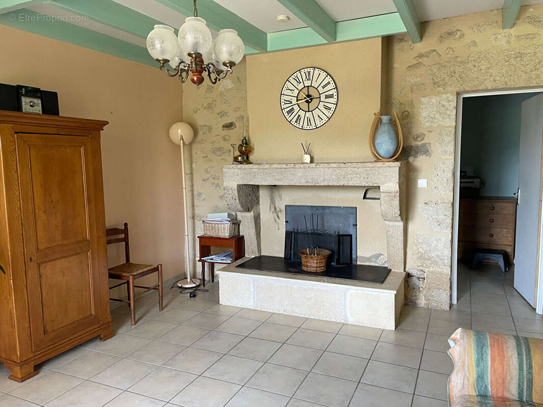 Propriété avec 2 maisons rénovées, une maison à rénover et grandes dépendances - photo 6