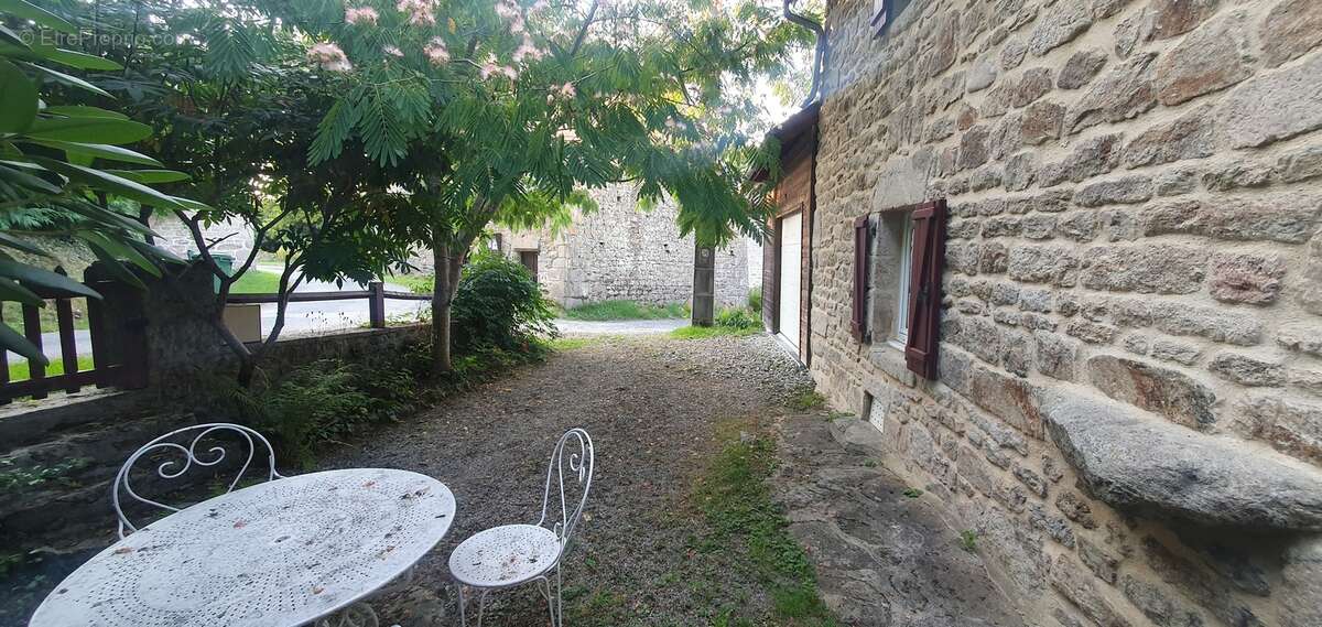 Maison à SAINT-JULIEN-LE-PETIT