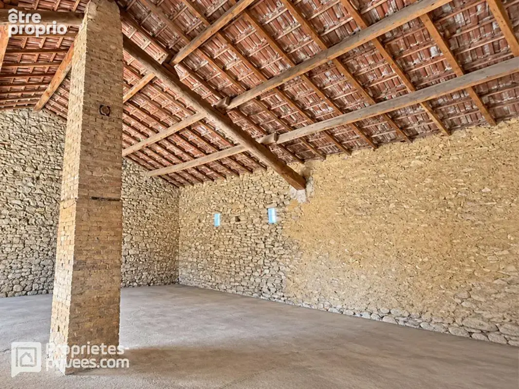 Mas en pierres de 216 m² avec 5 chambres - 3 dépendances aménagées - 1 grange de 106 m² - 1 atelier de 46 m² à ORANGE OUEST - 48 - photo 15