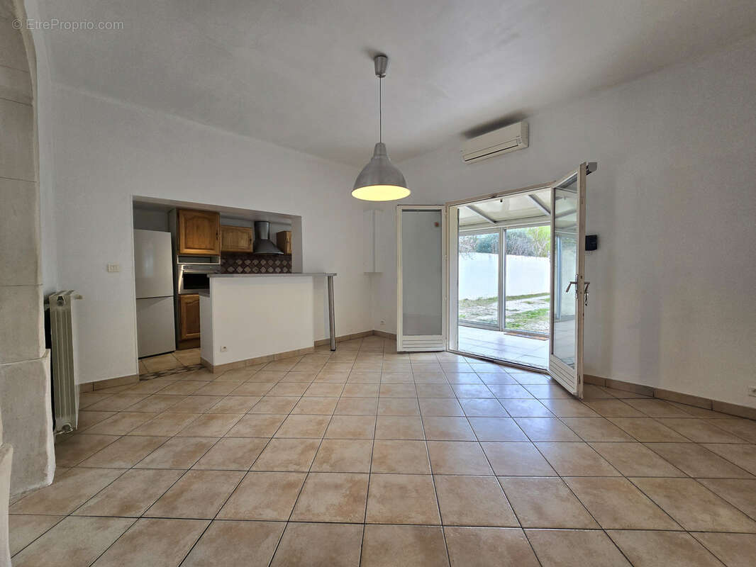 Maison à ENTRAIGUES-SUR-LA-SORGUE