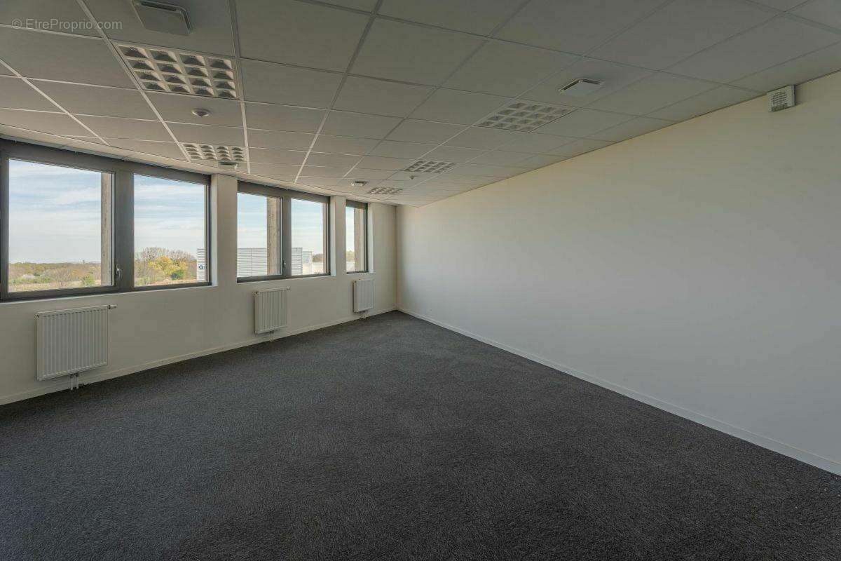 Commerce 93 m² à Epron  - photo 3