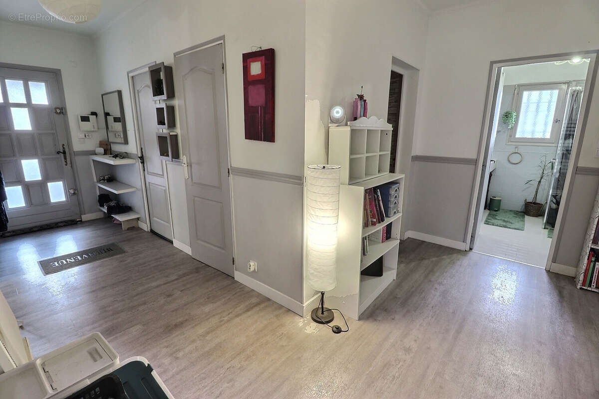 Maison à ENTRAIGUES-SUR-LA-SORGUE