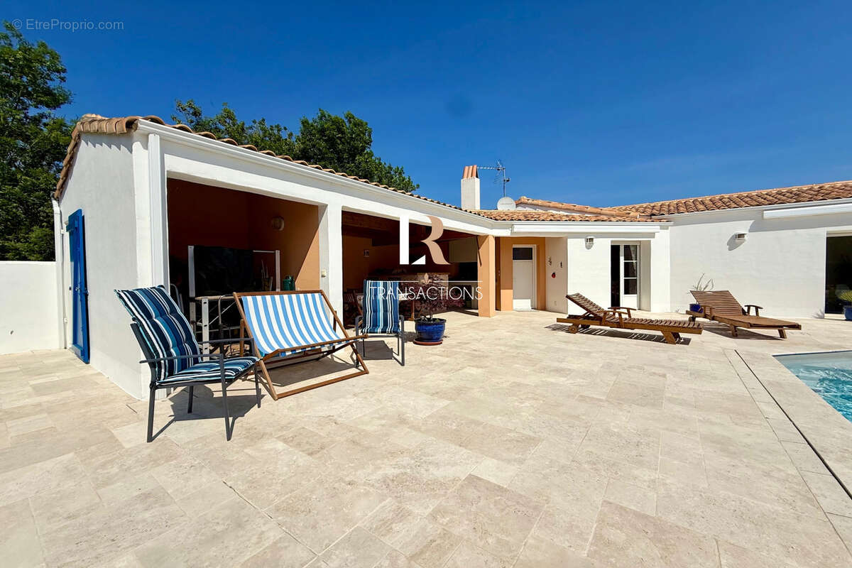 Lagord - Maison de plain pied sur jolie parcelle avec piscine, garage et stationnements - photo 13