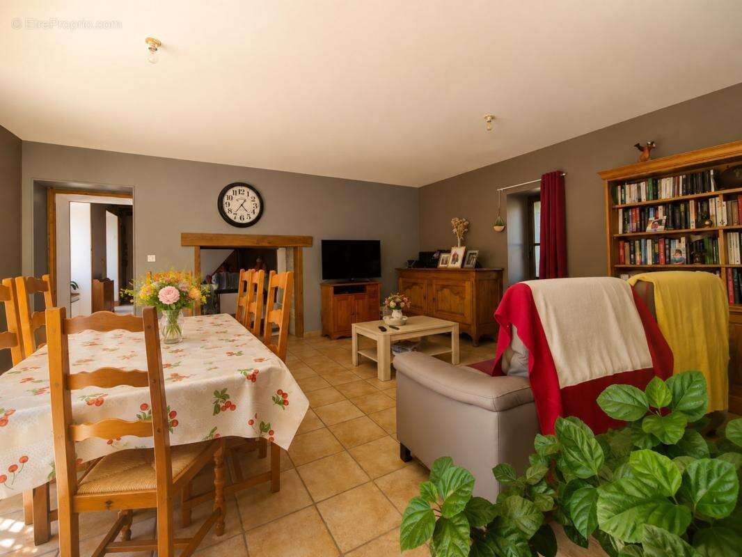 Maison 5 pces, 100 m² – Grange 85 m² – Terrain 5 250 m² dont parcelle constructible – Châteauneuf-la-Forêt - photo 3
