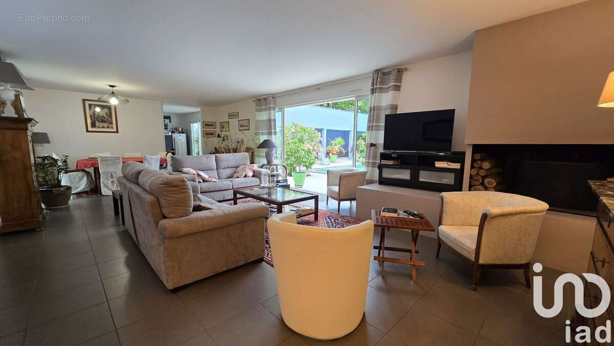 Maison 196 m² à La Foye-Monjault  - photo 6