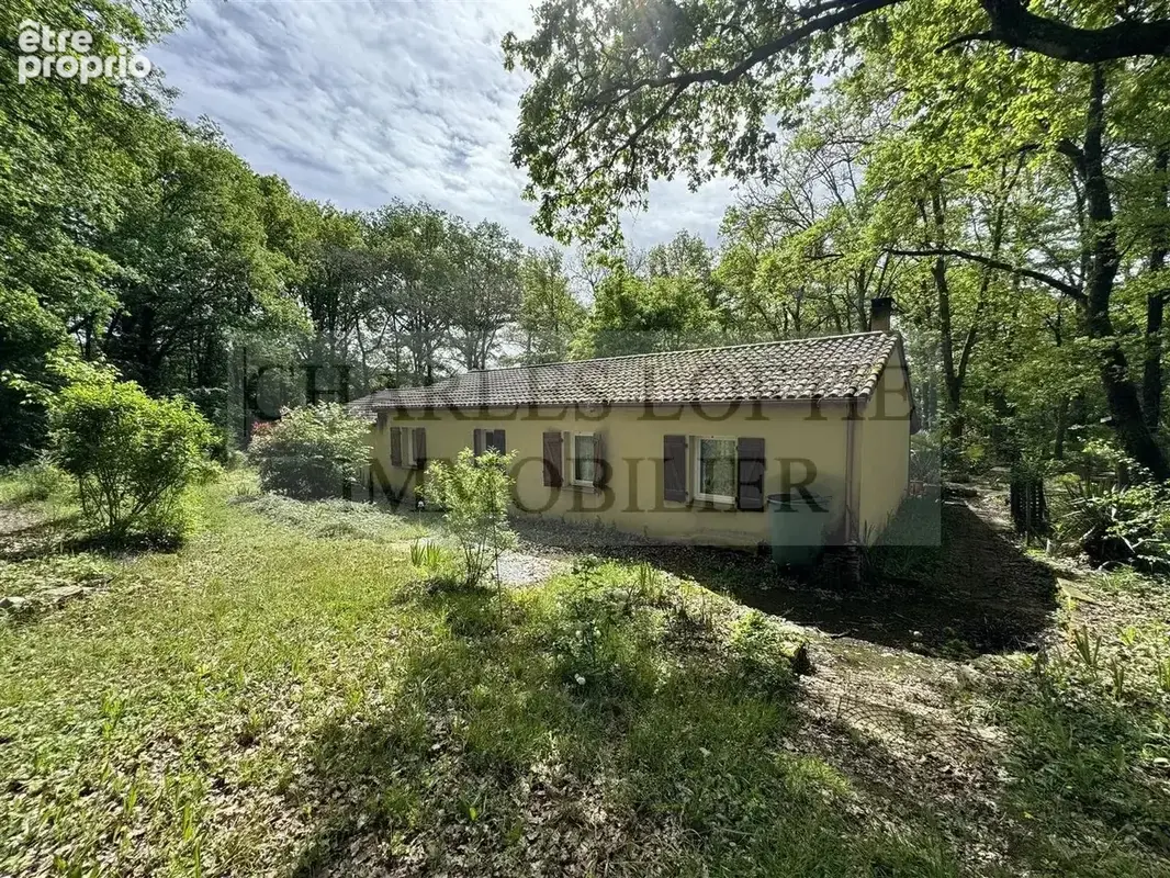 Maison de construction traditionnelle avec garage, terrasse couverte et joli jardin arboré de plus de 3500 m² - photo 13