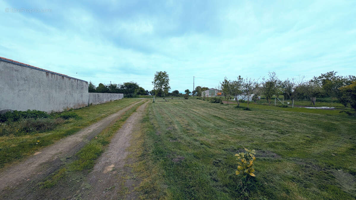 Maison à LES LANDES-GENUSSON