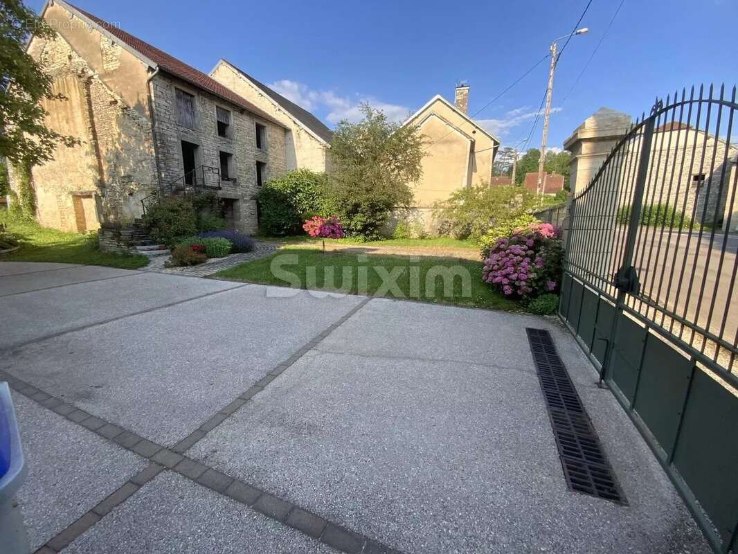 Maison à MONTIGNY-MORNAY-VILLENEUVE-SUR-VINGEANNE