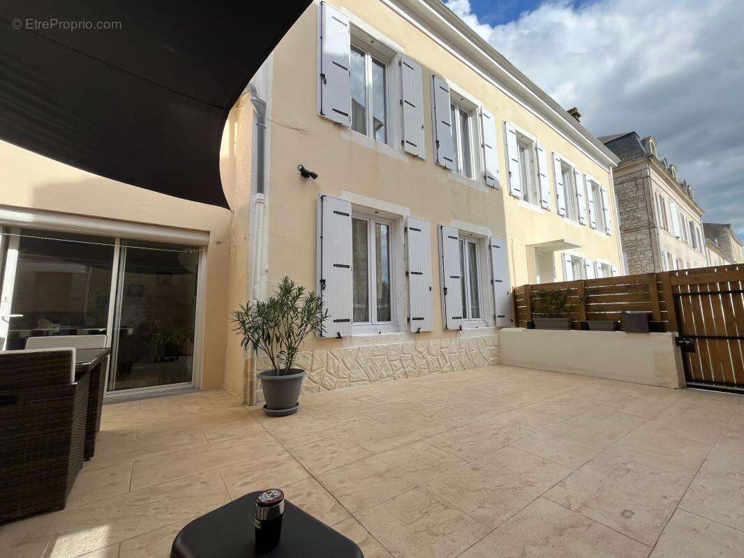 Lucon quartier marche couvert et piscine maison de caractere bourree de charme avec annexes et patio - photo 38