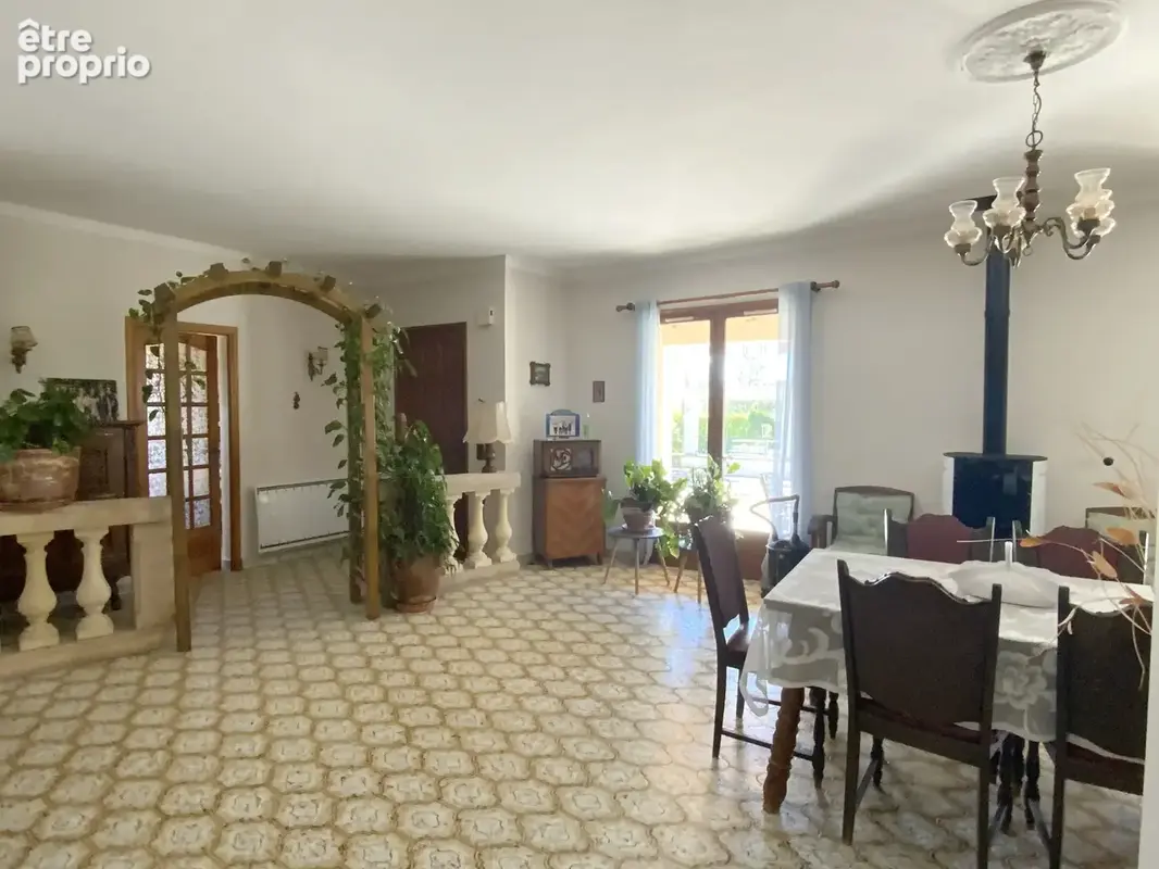 Villa de plain-pied, piscine, terrain paysagé et appartement indépendant. - photo 3