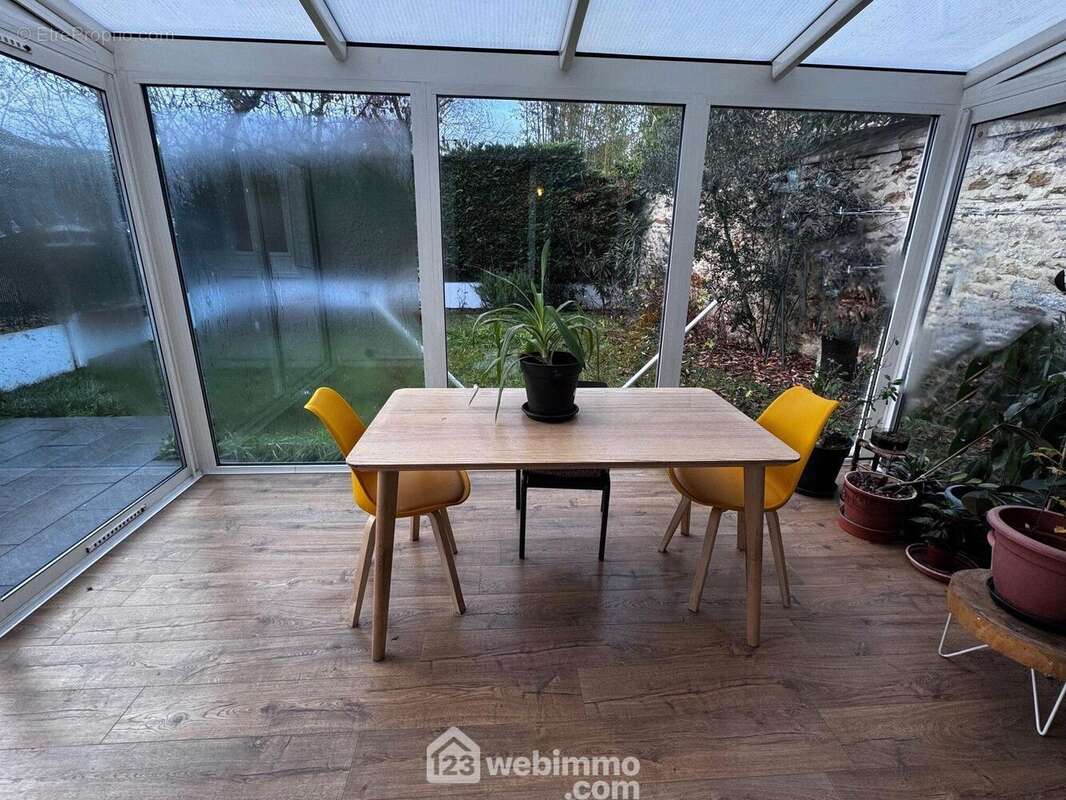 donnant accès au salon sous véranda. - Maison à BONDOUFLE