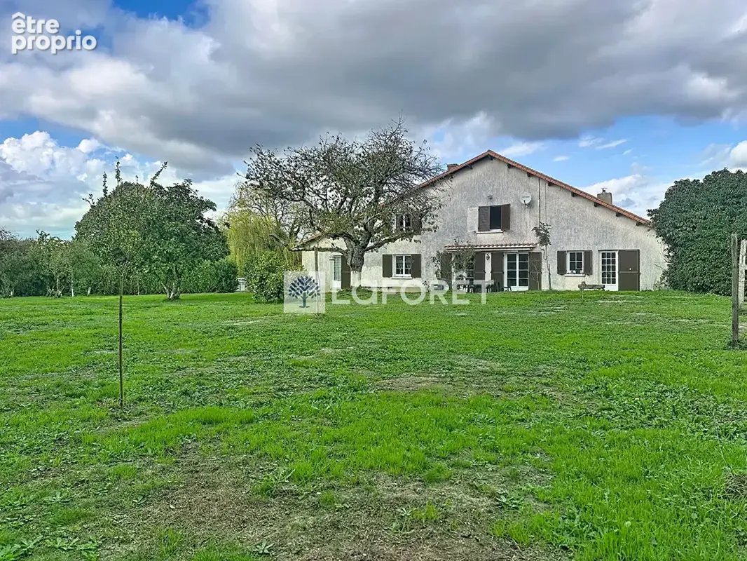 Maison 150 m² ! 5 chambres, terrain de 3 400 m² et nombreuses dépendances, fort potentiel ! - photo 2