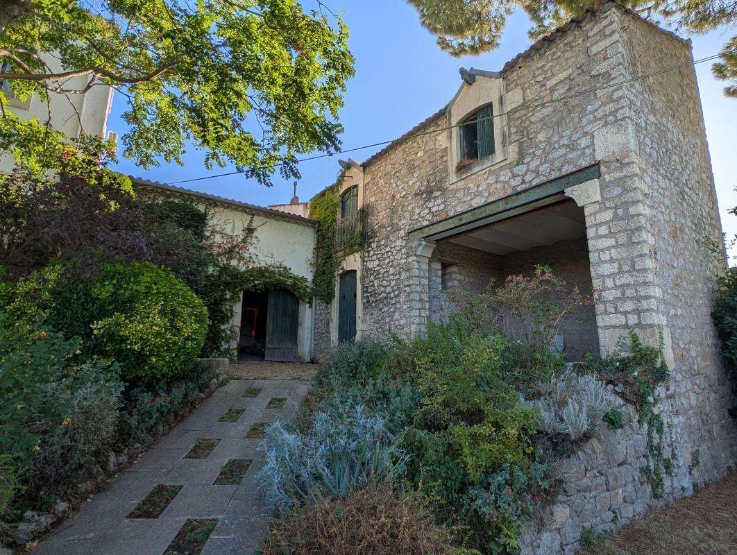Maison à MONTBAZIN