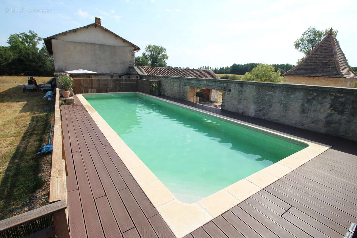 Ancien moulin rénové comprenant quatre chambres, un grand jardin, une piscine et une grange - photo 16