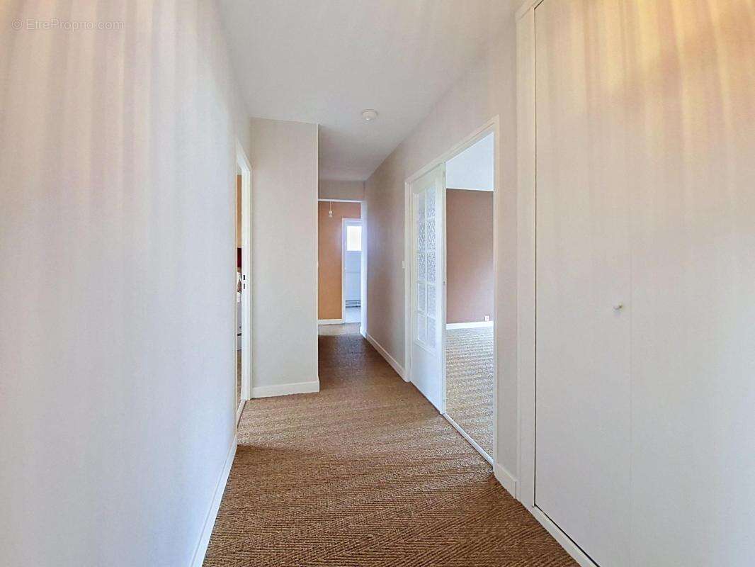 Appartement rénové de 81 m² – Résidence Saturne à Cholet - photo 4