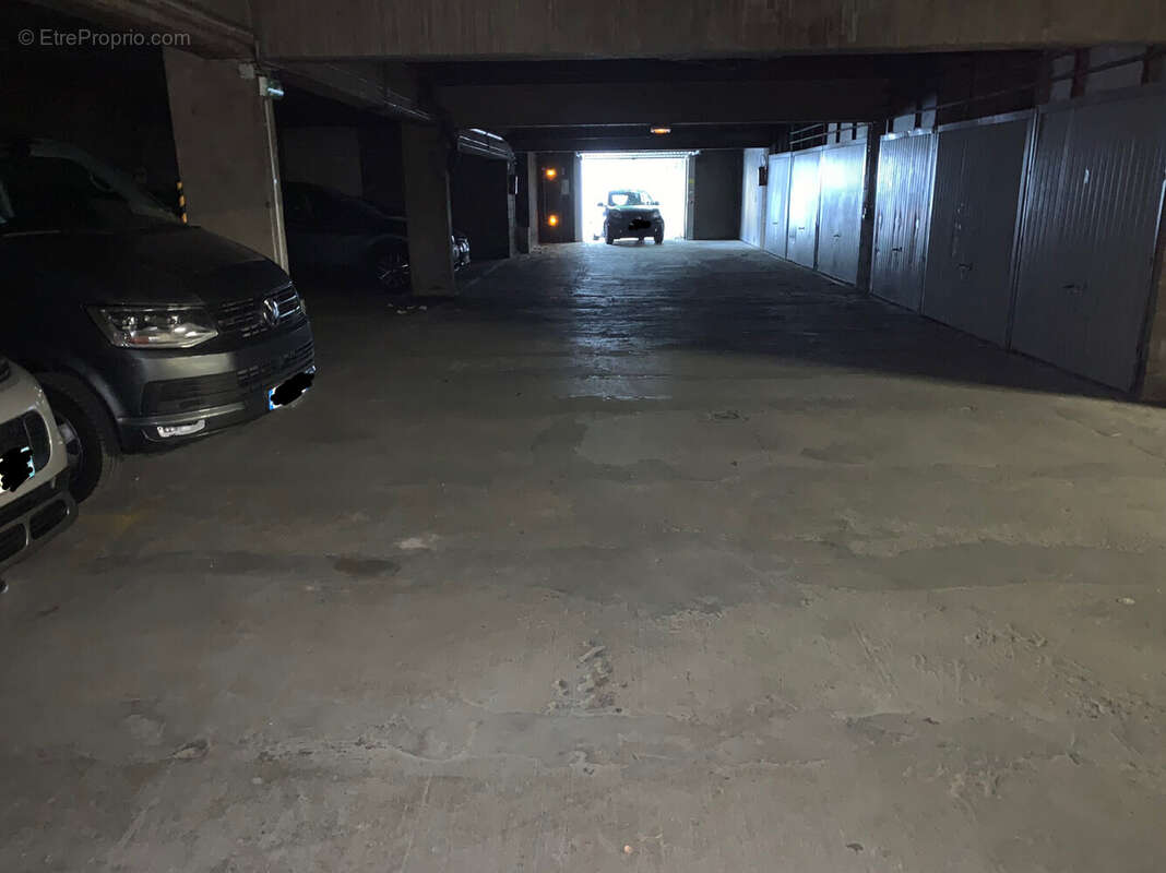 Parking à PARIS-18E